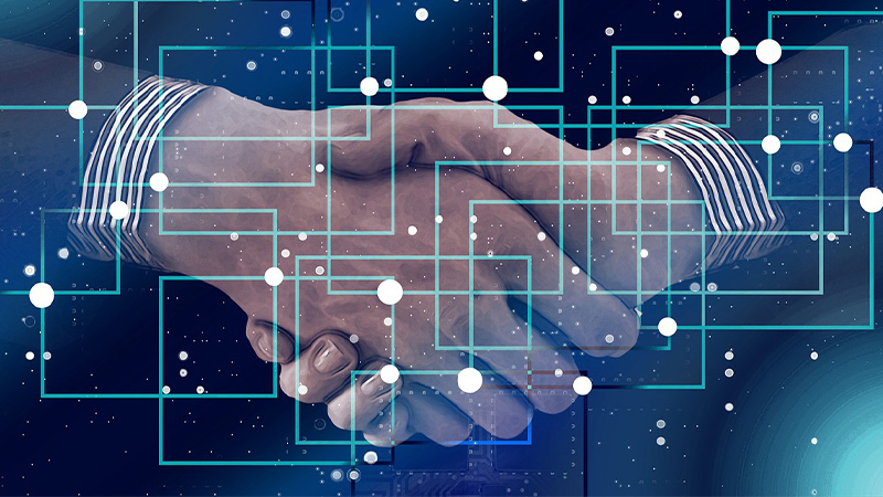 image with two people shaking hands to initiate a digital smart contract